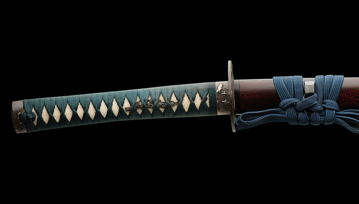 Современная реплика древнего японского меча, катаны. В прорезях обмотки рукояти видна мелкозернистая, шершавая поверхность кожи ската